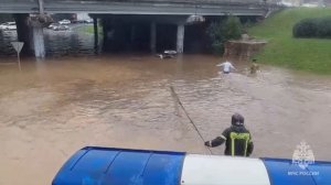 ?? Пожарные 2 пожарно-спасательной части эвакуировали 3 автомобиля застрявших в луже, образовавше