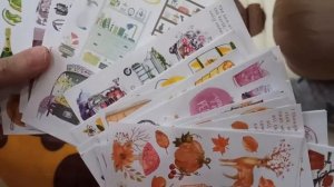 Распаковка декоративных наклеек для скрапбукинга