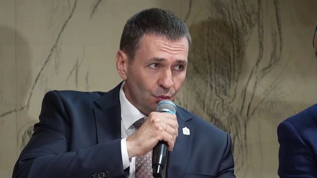 Дмитрий Демешин обсудил со спортивной общественностью доступность спорта в крае