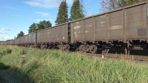 Отправление грузового поезда. Быстрый разгон с бокового пути