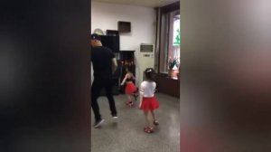 Папа танцует с двумя дочками папа танцует с дочерью