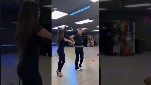 Виктория и Дэвид Бекхэмы показали, как танцуют сальсу смотреть онлайн