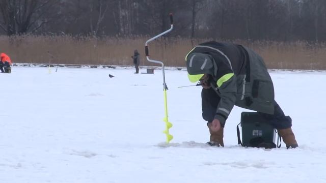 В ГЛУХОЗИМЬЕ ОКУНЬ ловится прямо в ГОРОДЕ! / На рыбалку с Нормундом #146 смотреть онлайн