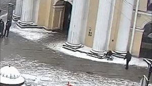 Видео героического поступка сотрудника ОМОН Росгвардии в Санкт-Петербурге