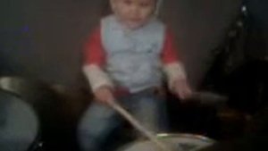 Ребенок играет на ударной установке.3gp