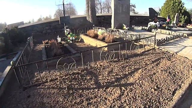 Старое кладбище маленького литовского городка смотреть онлайн