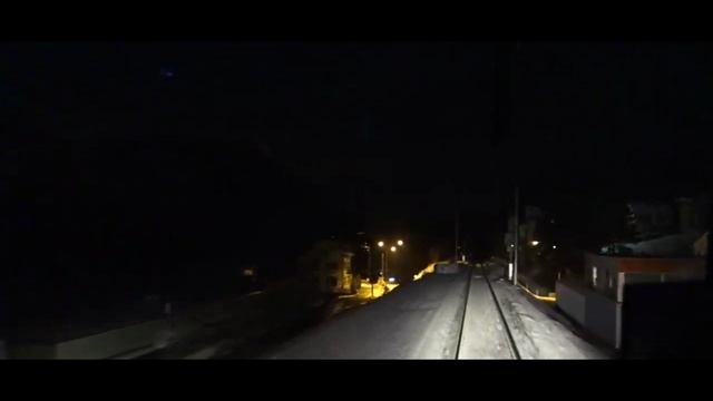Ночная поездка на поезде с видом из кабины машиниста электровоза на очень богатую Швейцарию