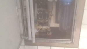 Скрытый люк-невидимка в фартуке на кухне.