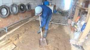 Использование поддонов в гараже для временного пола.