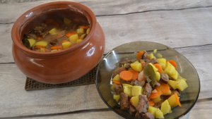 Нежная говядина с картошкой в горшочке
