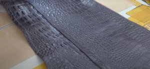Процесс изготовления искусственной куртки из крокодиловой кожи на корейской фабрике. Тиснение кожи