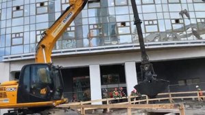 JCB JS160 с грейферным ковшом