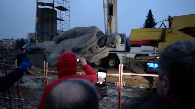 В Кременчуге аккуратно демонтировали памятник Ленину смотреть онлайн