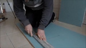 Закрываем трубы гипсокартоном и делаем отверстие для смотрового люка