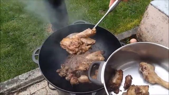 Плов с молодой уткой в казане на огне. смотреть онлайн