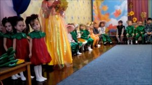 АППЕТИТНЫЕ ЗЕМЛЯНИЧКИ ТАНЦУЮТ И ПОЮТ НА ДЕТСКОМ УТРЕННИКЕ.