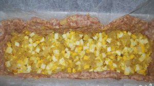 Мясной рулет с яйцом и луком