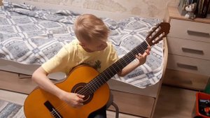 Пацан круто сыграл на гитаре чернобровый, черноокий