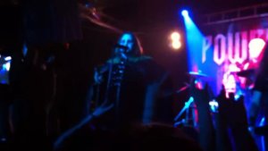 Атилла развлекает фанатов. Концерт Powerwolf в Москве.