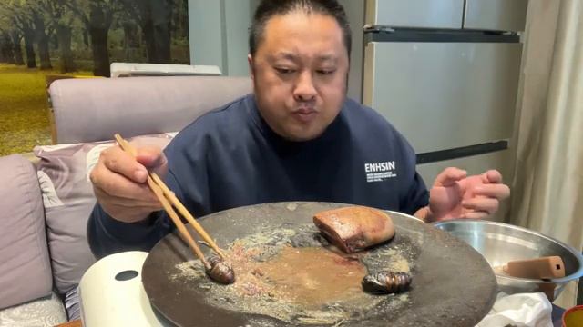 一个猪腰子，浇上鲱鱼罐头汁，配着米饭吃的一点不剩，看着馋人 смотреть онлайн