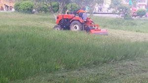 Косим траву в городском сквере роторной косилкой Уралец.