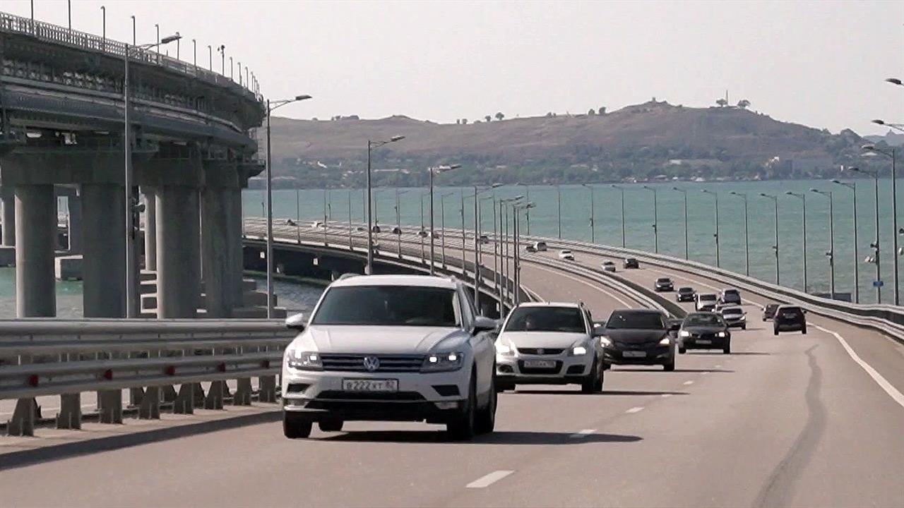 Крымский мост открыт для машин, поврежденный участок работает по реверсивной схеме