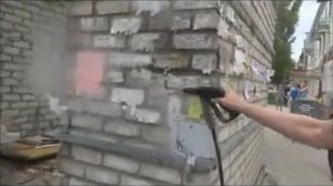 очистка кирпичной стены с помощью мобильного парогенератора