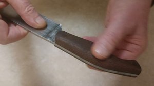 Кухонный нож с  вогнутыми  спусками от обуха.