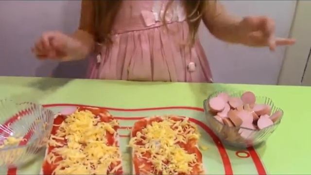 Хэллоуин Пицца Мумия и сок из Halloween Pizza Mummy and juice from смотреть онлайн