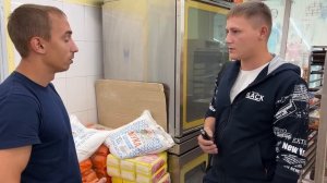 БЕЗОПАСНИК ТУХЛОПРИТОНА УДАРИЛ БЛОГЕРА ДВЕРЬЮ! ПОСТАВИЛ НА МЕСТО БОРЗУЮ КРЫШУ МАГАЗИНА.