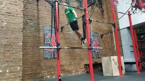 Выходы на турнике киппингом с резиной