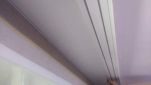 как повесить гардину,карниз на натяжной потолок