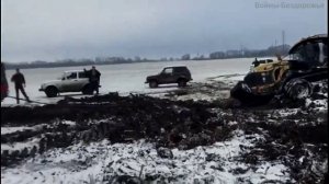Позвали на помощь Трактор Кировец,  вытаскиваем застрявшего в грязи гусеничного трактора в поле.
