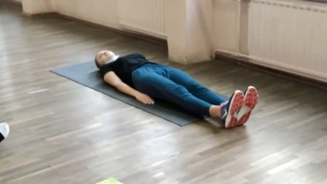 Урок ФК младшего школьного возраста. Тема: «Группировка, перекаты, стойка на лопатках» смотреть онлайн