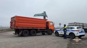 Полицейские помогают гражданам, оказавшимся в зонах подтопления