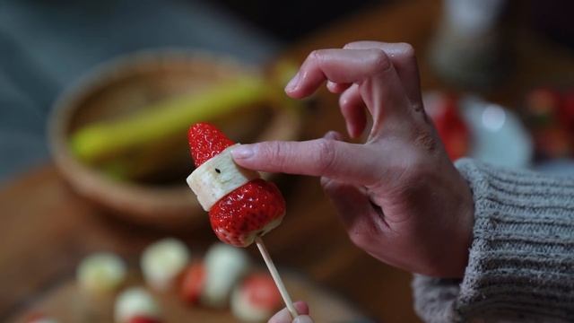 BIG STRAWBERRY: One is enough for a string of candied strawberry смотреть онлайн