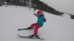 Дети катаются на Лыжах и веселятся на снежных горках