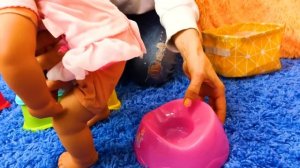 Кукла Беби Бон Аннабель учится ходить на горшок! Игры в дочки матери в видео для девочек с Baby Bor