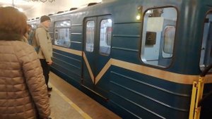 Поезд метро Ем-501/Ема-502 с неисправными дверями. Отправление в тч-4 "Северное".