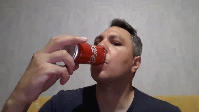 АСМР ИТИНГ. ПЬЮ КОКА-КОЛУ ИЗ БАНОЧКИ. ASMR смотреть онлайн