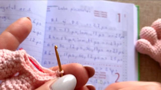 Iepuras crosetat Keks Dude, picioarele, tutorial pas cu pas. Prima parte смотреть онлайн