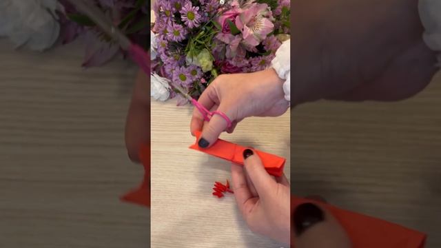Всего одна салфетка и красивый цветок ? готов # салфетка,#цветок из салфеток,#праздничныйстол