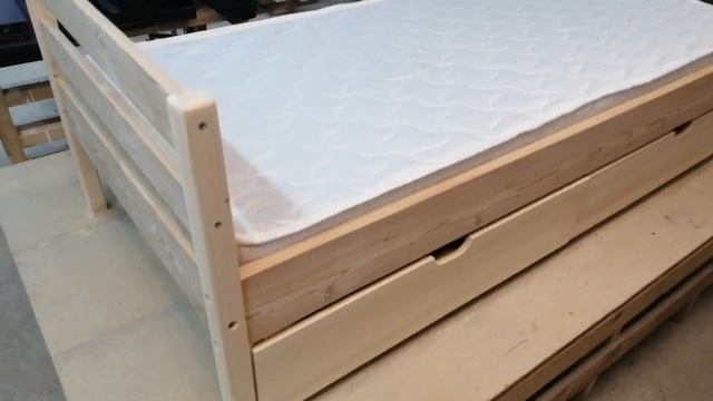 Деревянная, односпальная кровать с ящиками из лиственницы