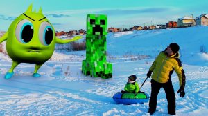 ВИДЕО ДЛЯ ДЕТЕЙ ПРО МАЙНКРАФТ РОМА И ХЕЛПИК ИГРАЮТ С КРИПЕРОМ