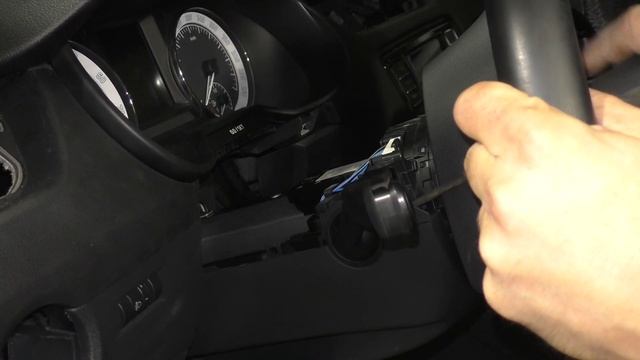 Steering column cover revomal - Skoda Octavia MK3 смотреть онлайн