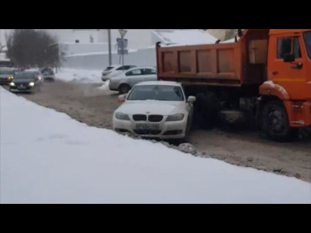 Волгоград, ДТП, дорожные войны, дороги не чистят, машины едут по тротуару! Видео от подписчика))