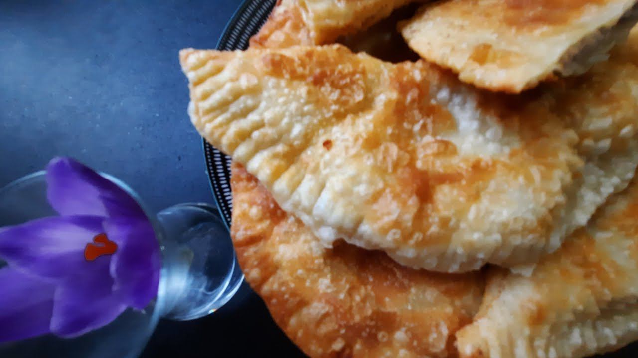 Рецепт чебуреков хрустящих пузырчатых на минералке. Вкусное тесто для чебуреков пузырчатое и хрустящее. Тесто для чебуреков пузырчатое. ТТК на тесто на чебуреки. Вкусный рецепт сочных чебуреков.