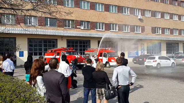 Пожарные жгут смотреть онлайн