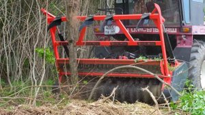 Мульчер PRINOTH (AHWI) M550m-2410 и трактор УЭС-280 (Полесье) на залежных землях Тверской области