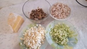 Салат из отварной курицы с грибами